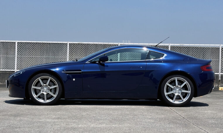 Aston Martin V8 Vantage MT - Ark Motor Company 横浜の外車・輸入中古車・高級車の販売・買取